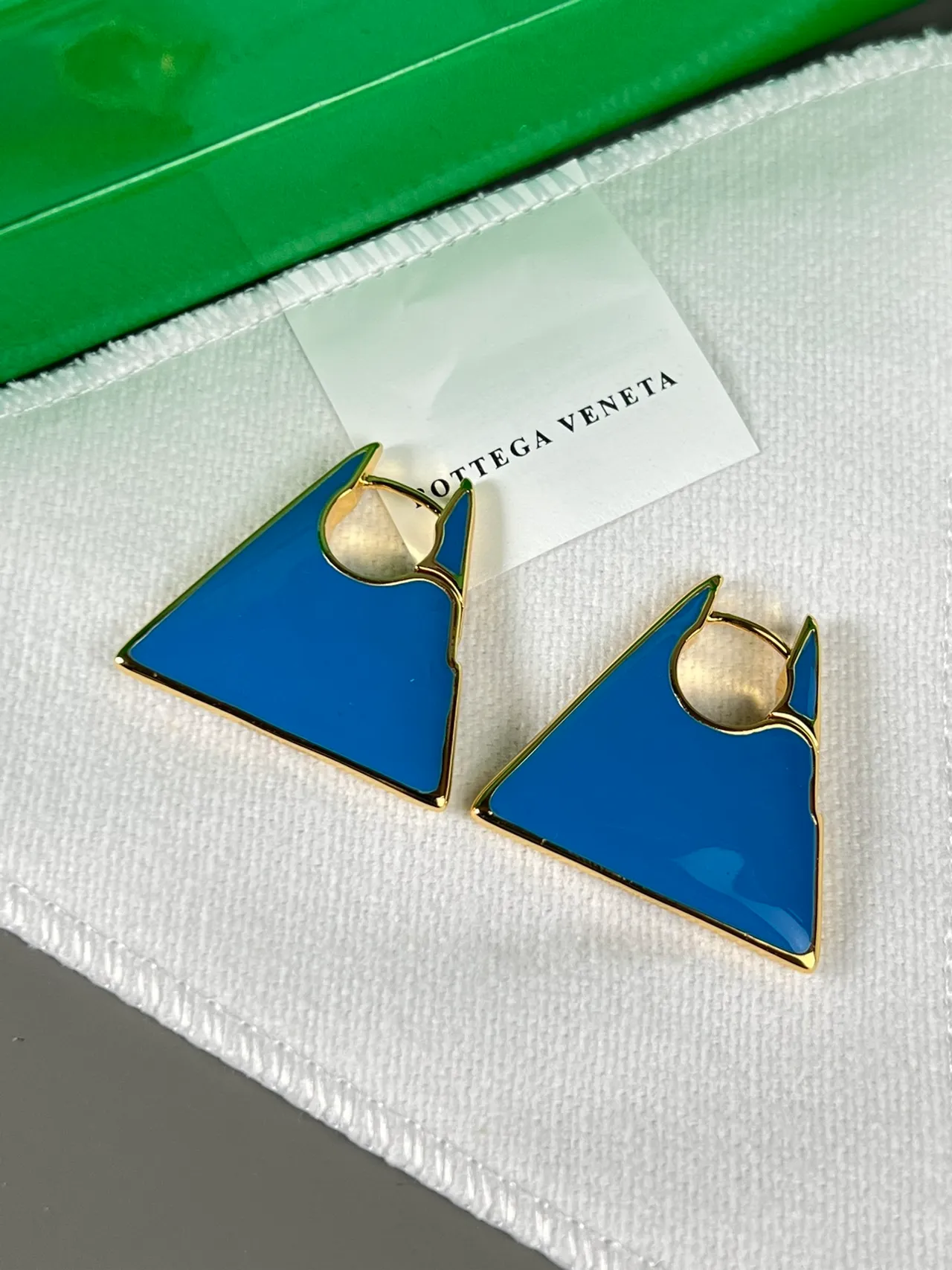 Bottega Veneta Brincos de marco triangular de esmalte dourado tom verde azul 7