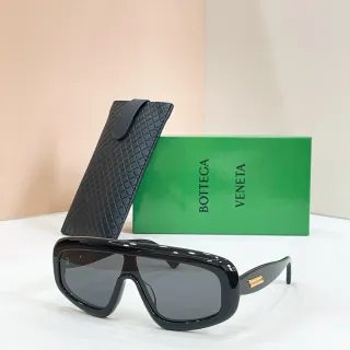 Bottega Veneta Oversized Shield काला सोना फ्रेम चमकदार एसिटेट सनग्लासेस
