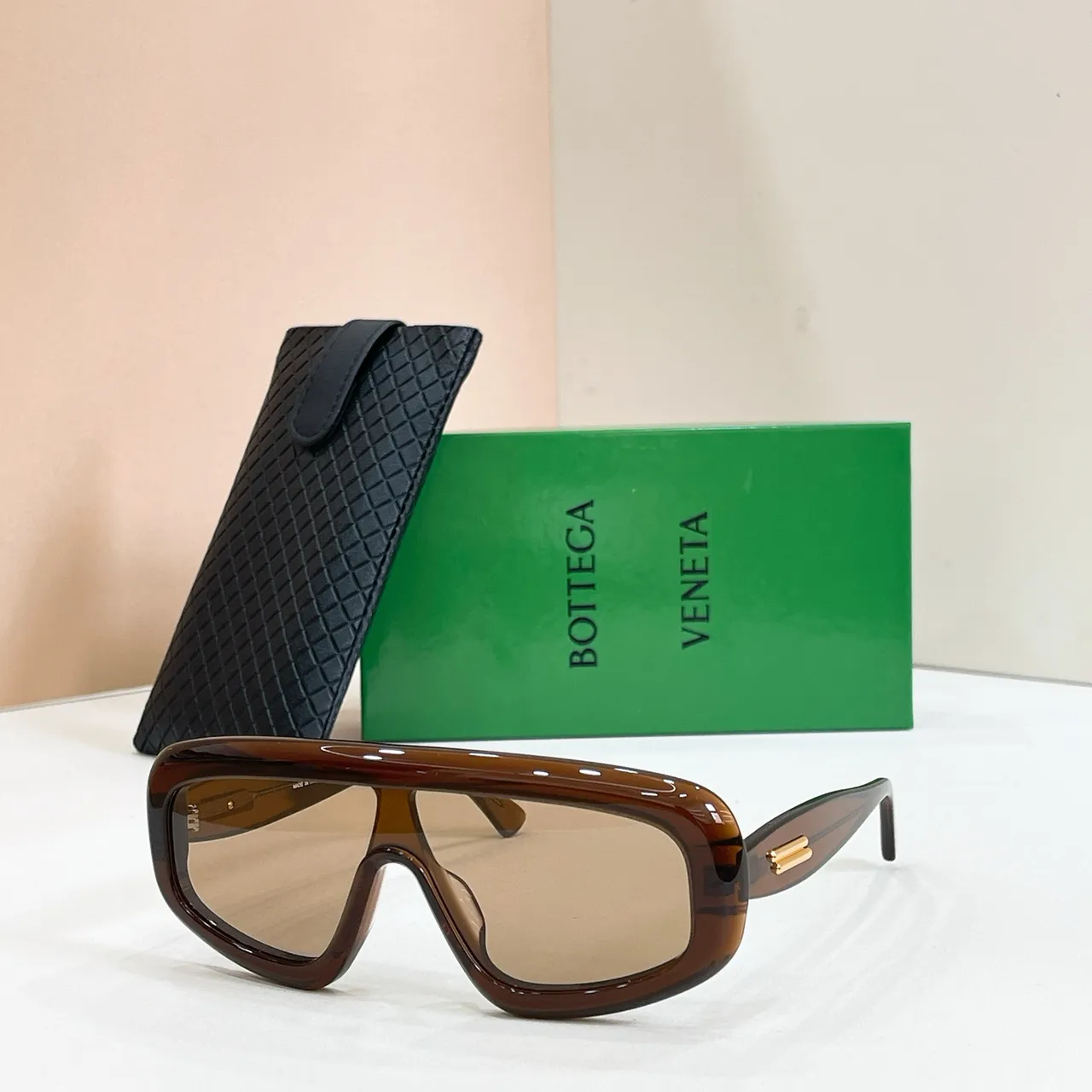 Bottega Veneta Oversized Shield Armação Preto Dourado Acetato Brilhante Óculos de Sol 2