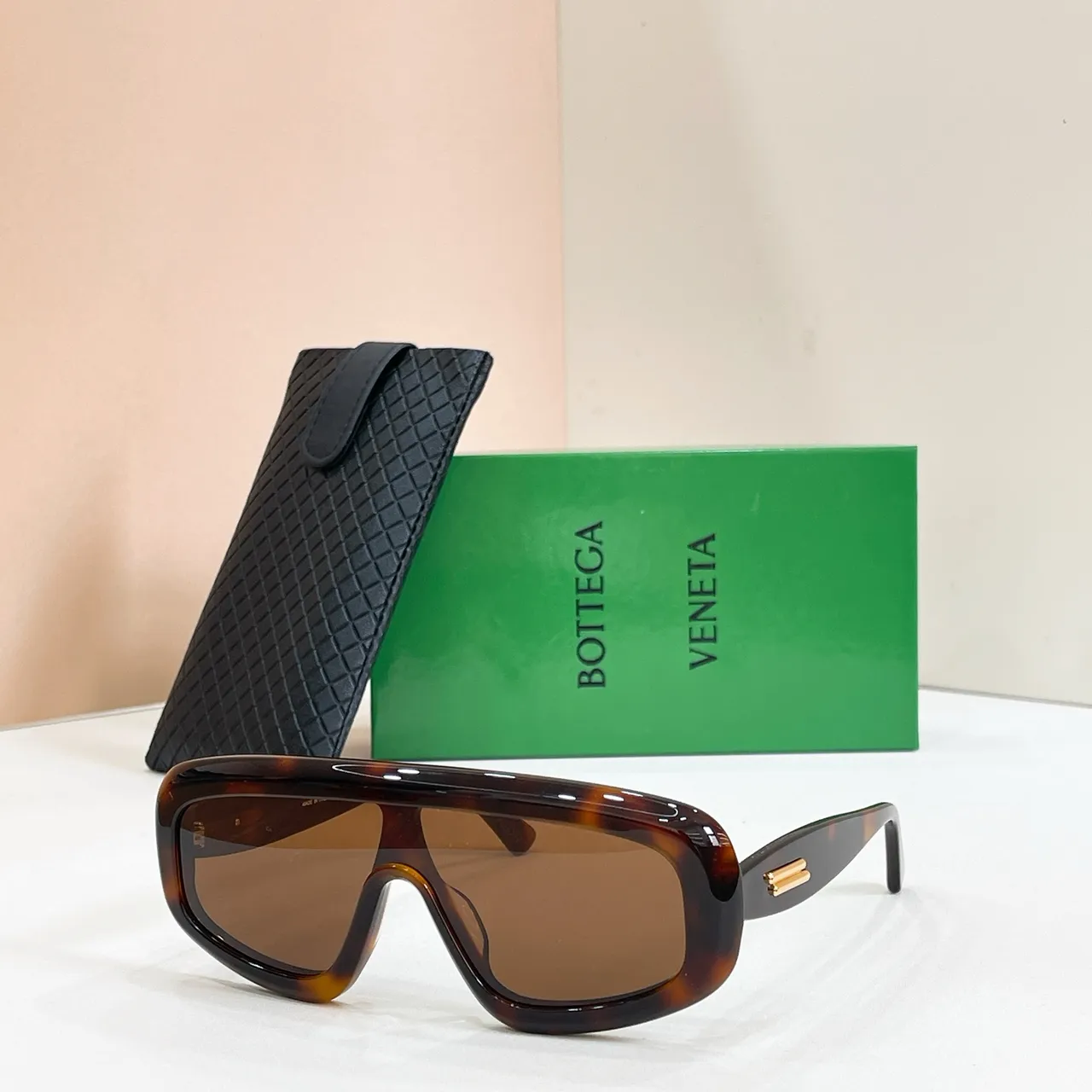 Bottega Veneta Oversized Shield Armação Preto Dourado Acetato Brilhante Óculos de Sol 3