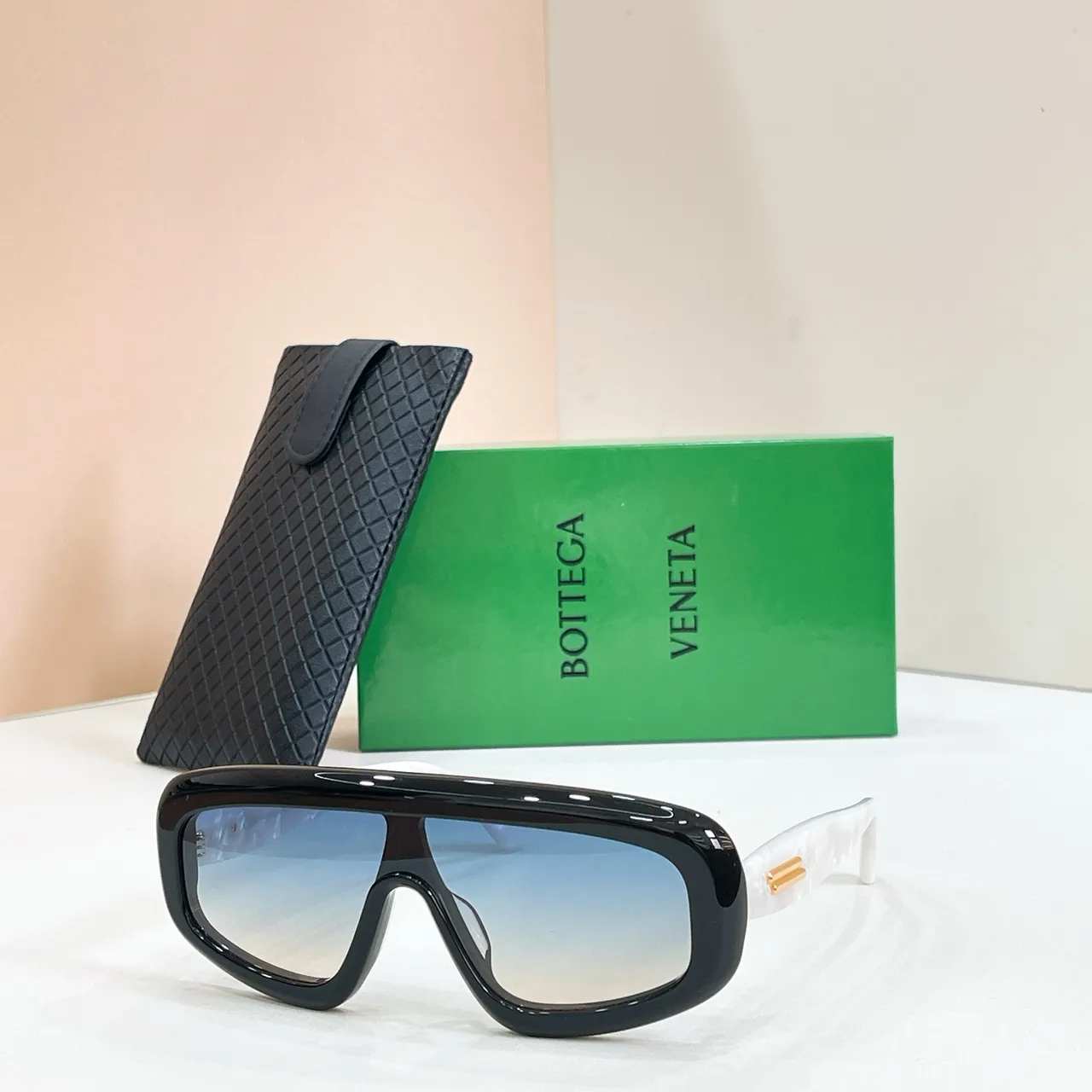 Bottega Veneta Oversized Shield Armação Preto Dourado Acetato Brilhante Óculos de Sol 4