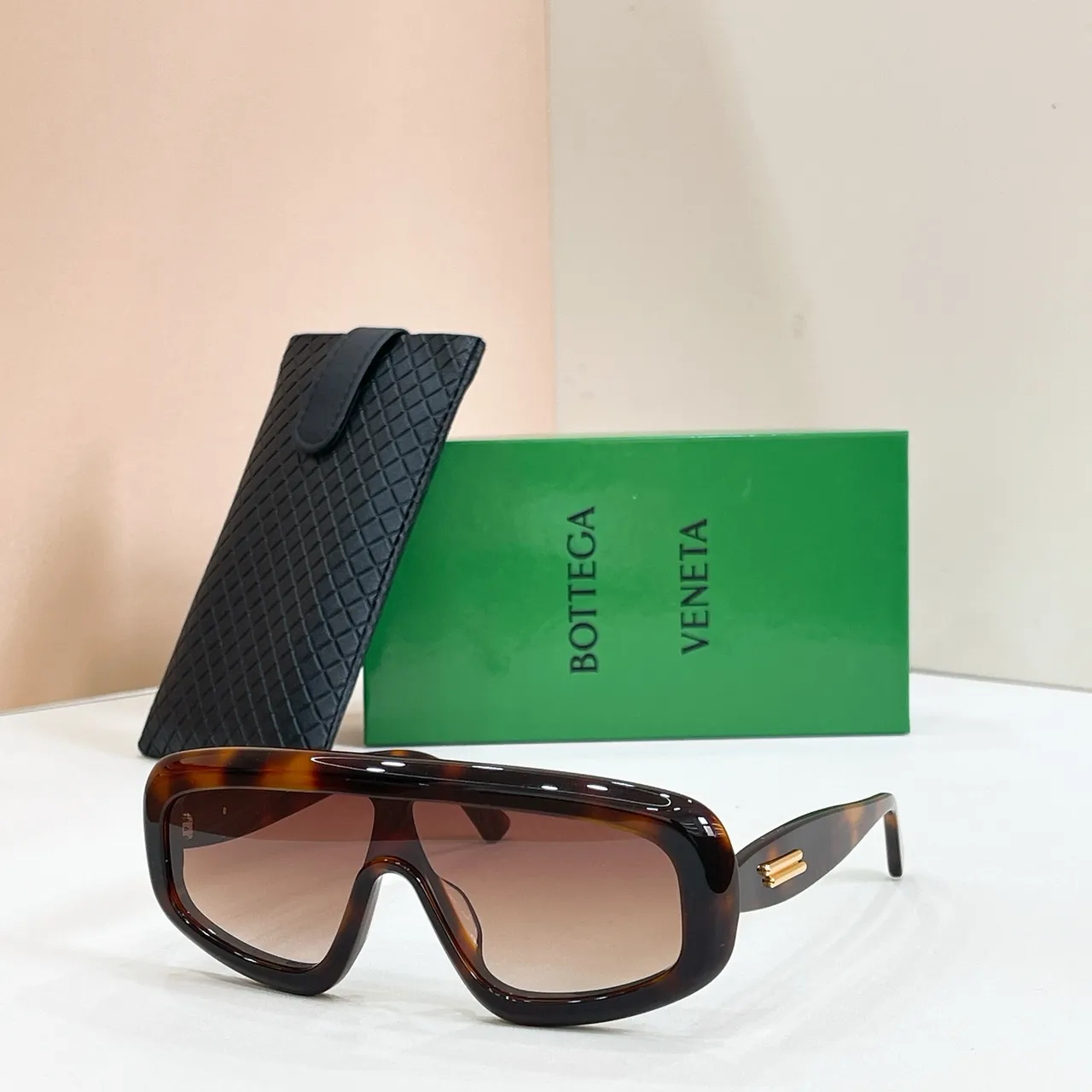 Bottega Veneta Oversized Shield Armação Preto Dourado Acetato Brilhante Óculos de Sol 5