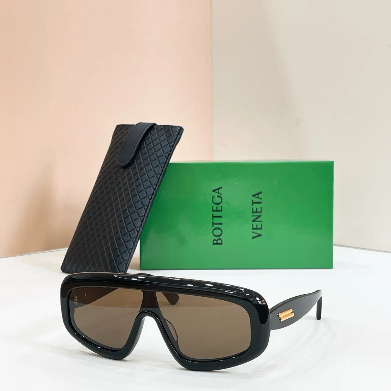 Bottega Veneta Oversized Shield Armação Preto Dourado Acetato Brilhante Óculos de Sol 6