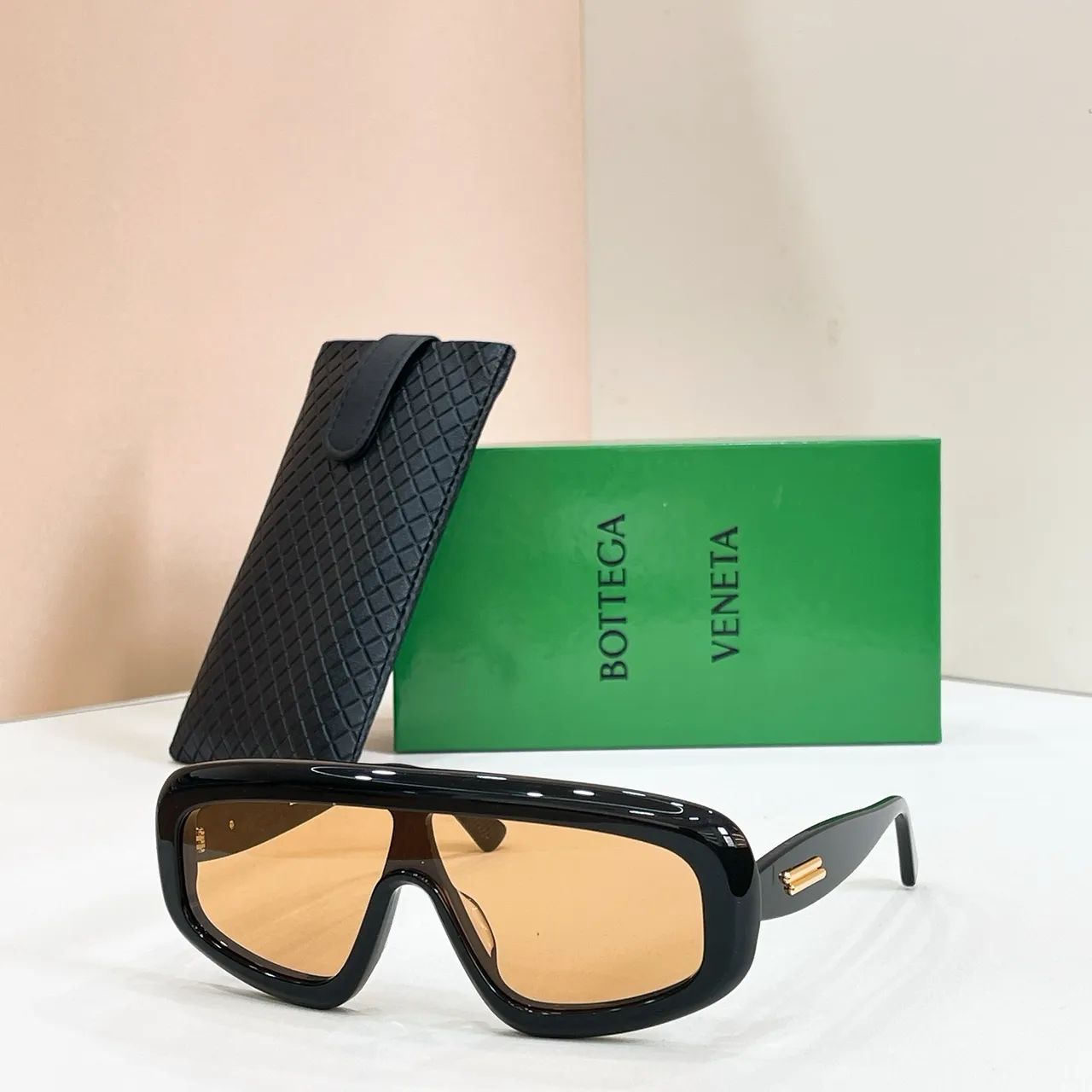 Bottega Veneta Oversized Shield Armação Preto Dourado Acetato Brilhante Óculos de Sol 7