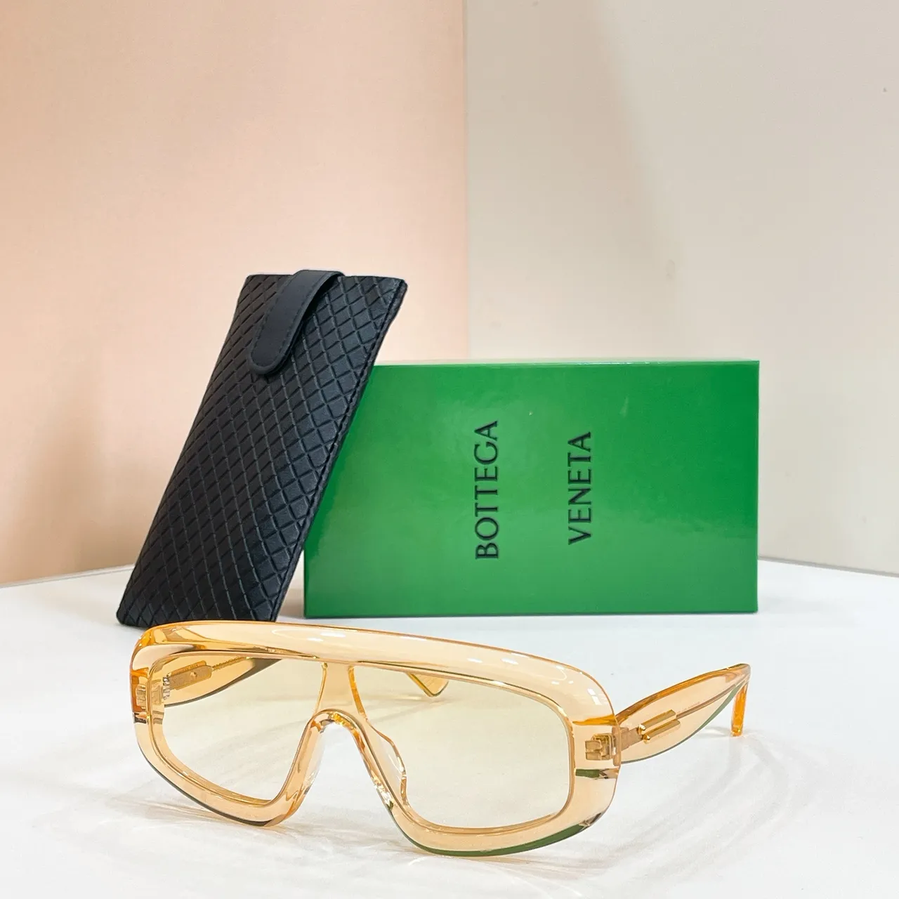 Bottega Veneta Oversized Shield Armação Preto Dourado Acetato Brilhante Óculos de Sol 8