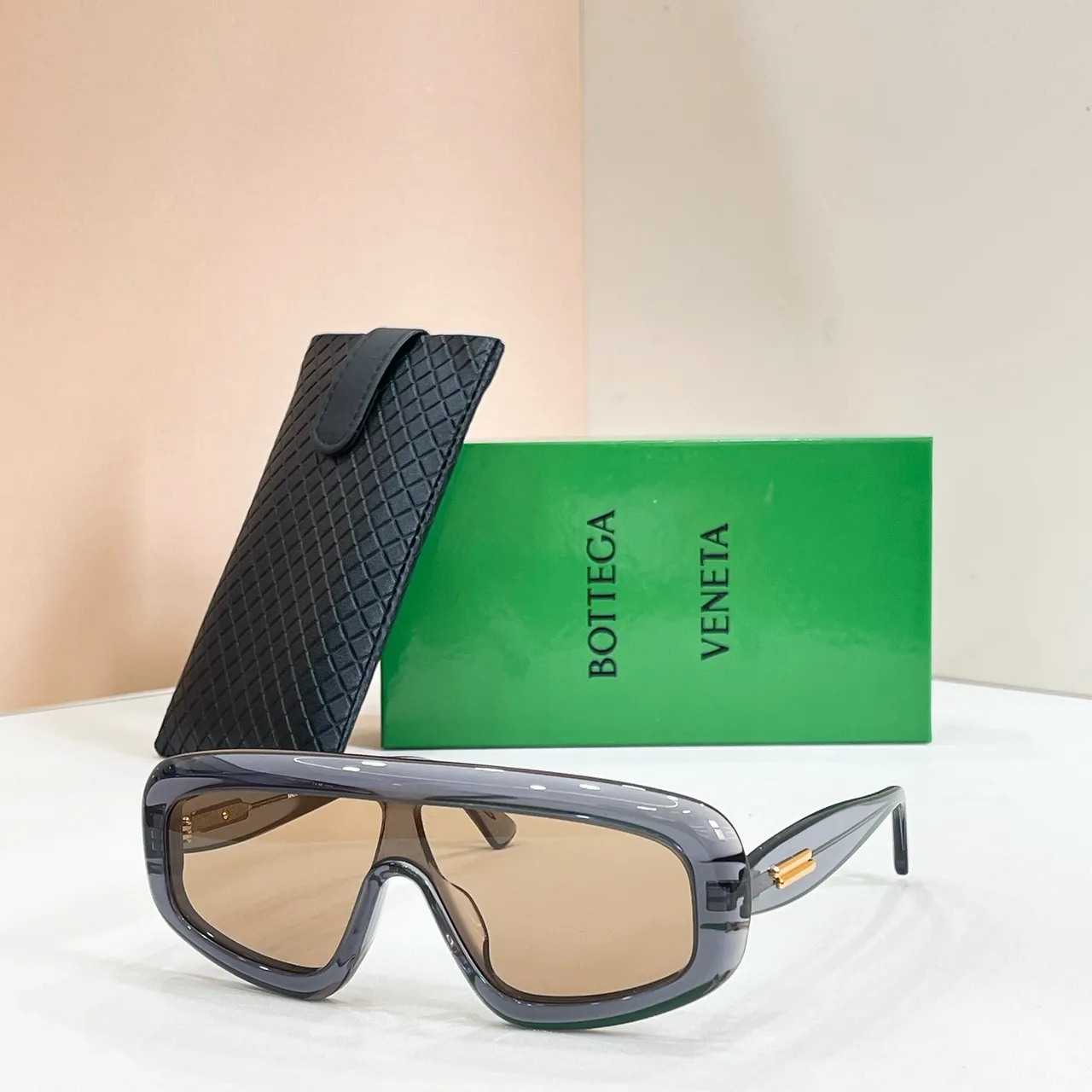 Bottega Veneta Oversized Shield Armação Preto Dourado Acetato Brilhante Óculos de Sol 9