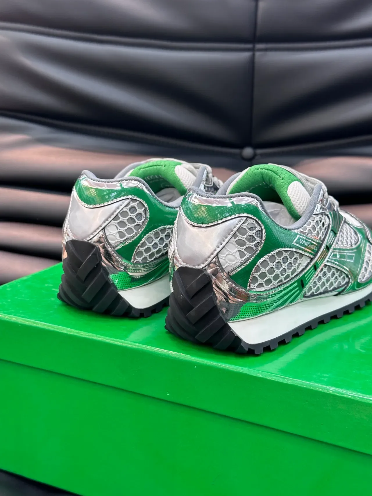 Bottega Veneta Runner Sneakers Lifestyle Vert et Argent Métallique 4