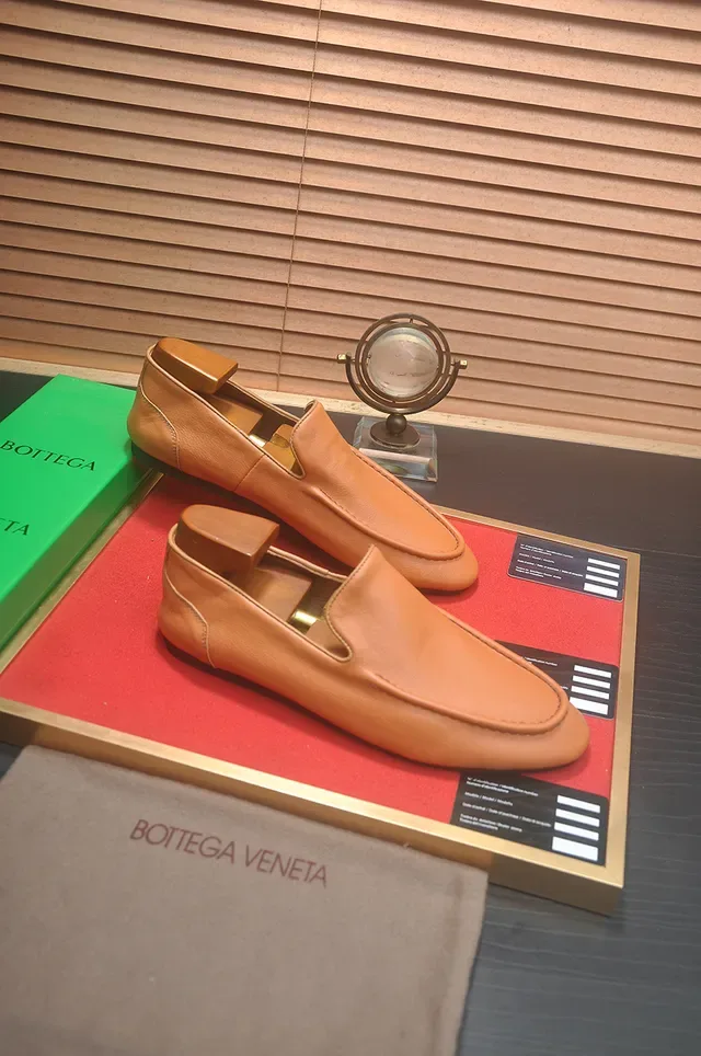 Bottega Veneta Moc-Toe Slip-On Loafers من جلد بني 4