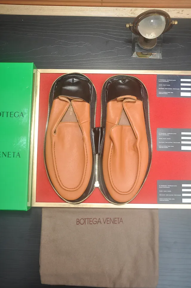 Bottega Veneta Moc-Toe Slip-On Loafers من جلد بني 5