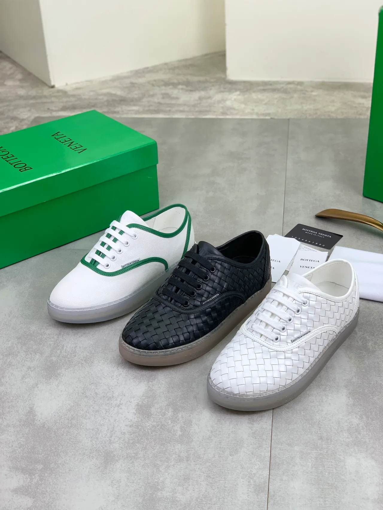 Bottega Veneta Chaussures en toile blanc et vert avec piping de contraste 2