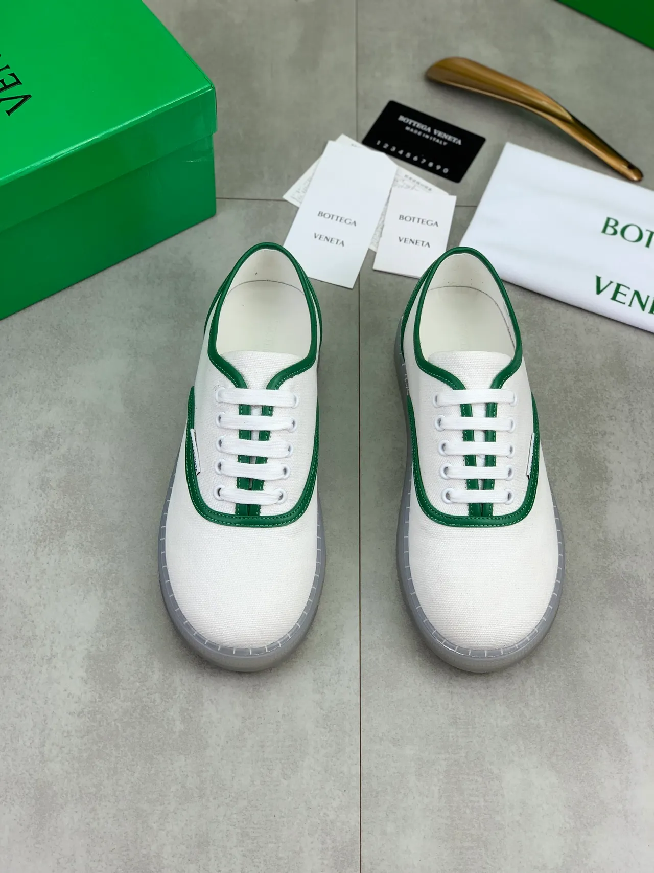 Bottega Veneta Chaussures en toile blanc et vert avec piping de contraste 5