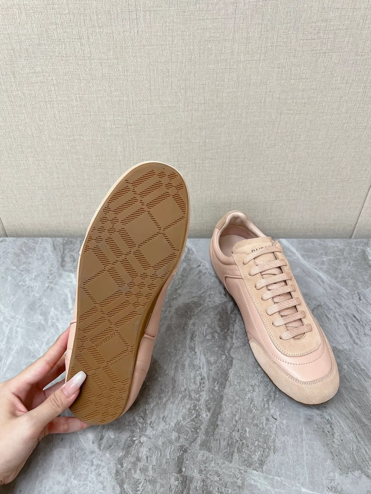 Burberry Bege Marrom Tênis Lifestyle de Suede e Couro Panelado de Topo Baixo 2
