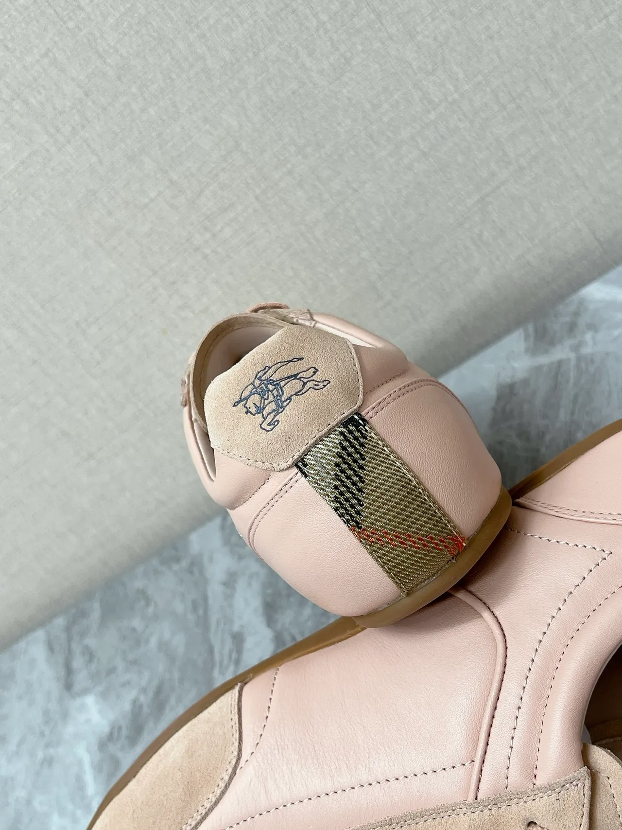 Burberry Bege Marrom Tênis Lifestyle de Suede e Couro Panelado de Topo Baixo 3