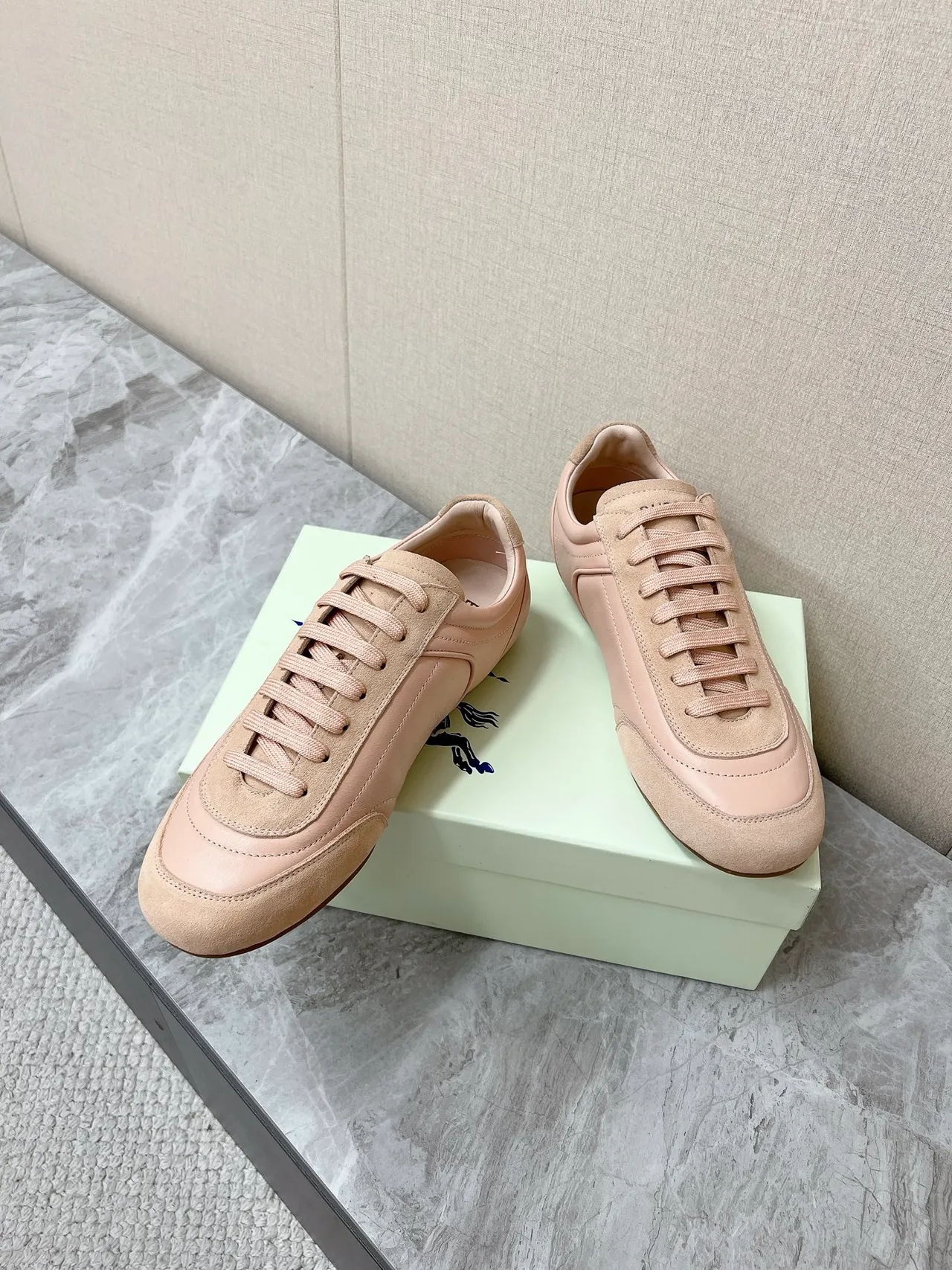 Burberry Bege Marrom Tênis Lifestyle de Suede e Couro Panelado de Topo Baixo 5