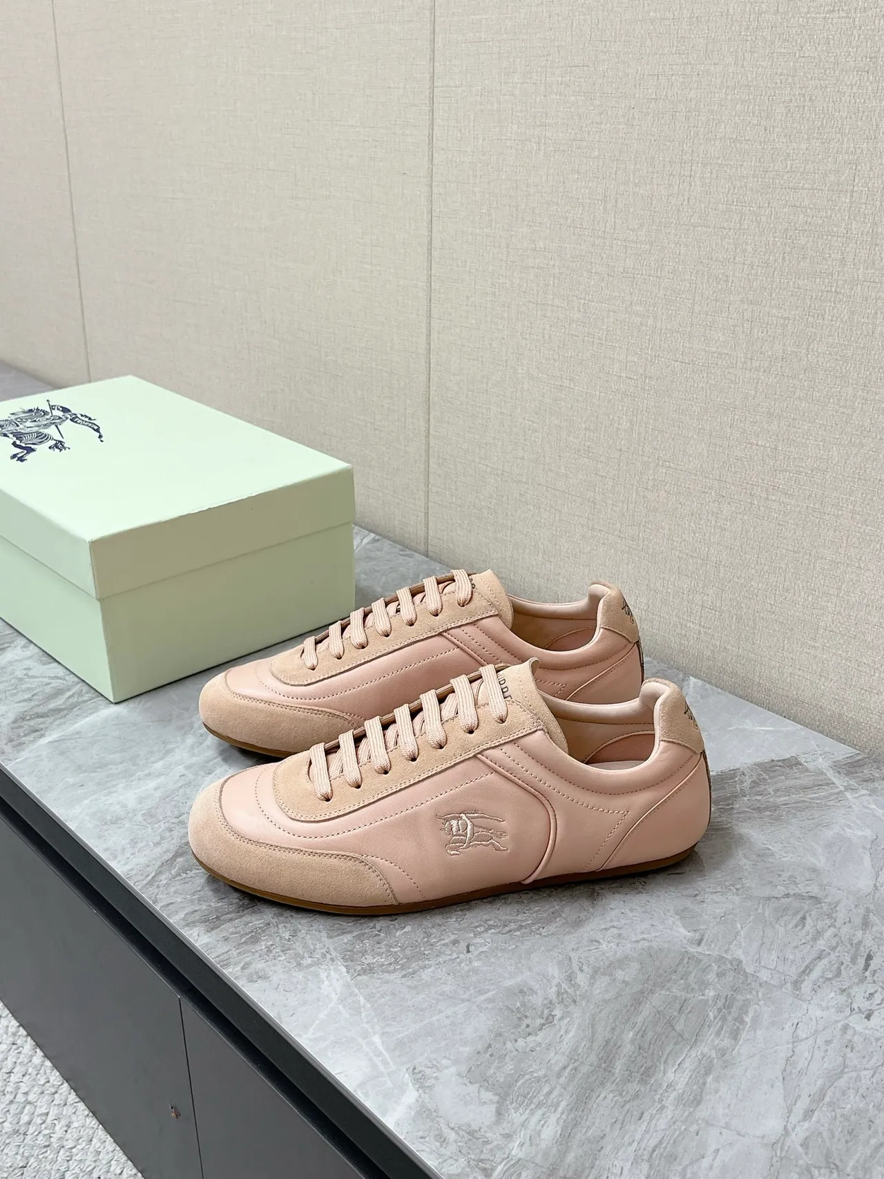 Burberry Bege Marrom Tênis Lifestyle de Suede e Couro Panelado de Topo Baixo 6