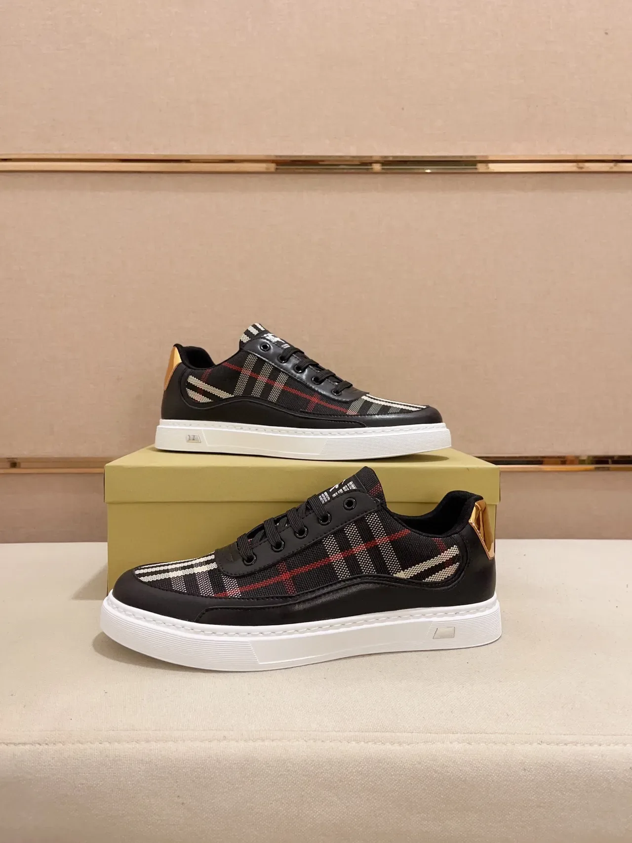 Burberry Chaussures Lifestyle Noir Beige Motif À Carreaux Partie Supérieure Construction Cuir Et Mesh 4