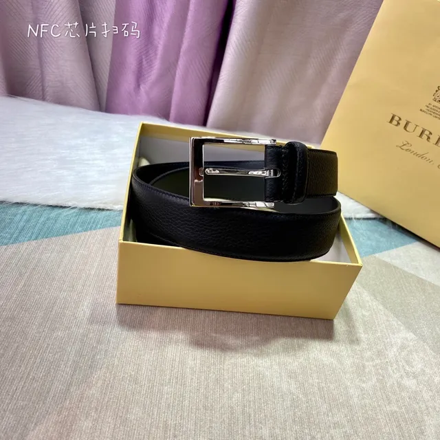 Burberry Ceinture en Cuir Noir Doré Texturée Boucle Rectangulaire 2
