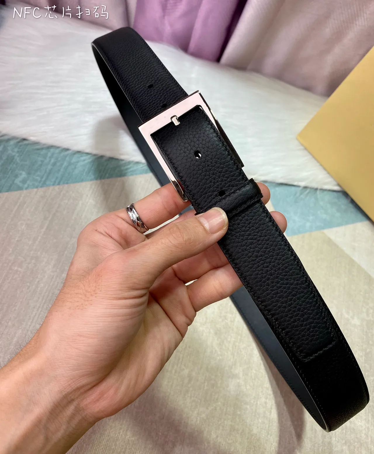 Burberry Ceinture en Cuir Noir Doré Texturée Boucle Rectangulaire 4