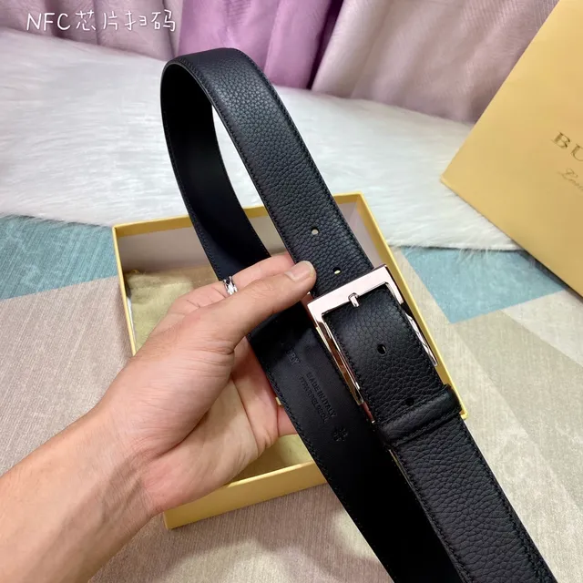 Burberry Ceinture en Cuir Noir Doré Texturée Boucle Rectangulaire 5