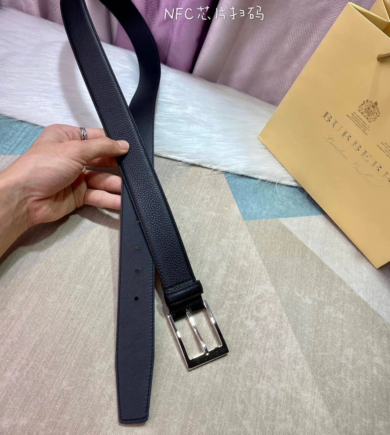 Burberry Ceinture en Cuir Noir Doré Texturée Boucle Rectangulaire 7