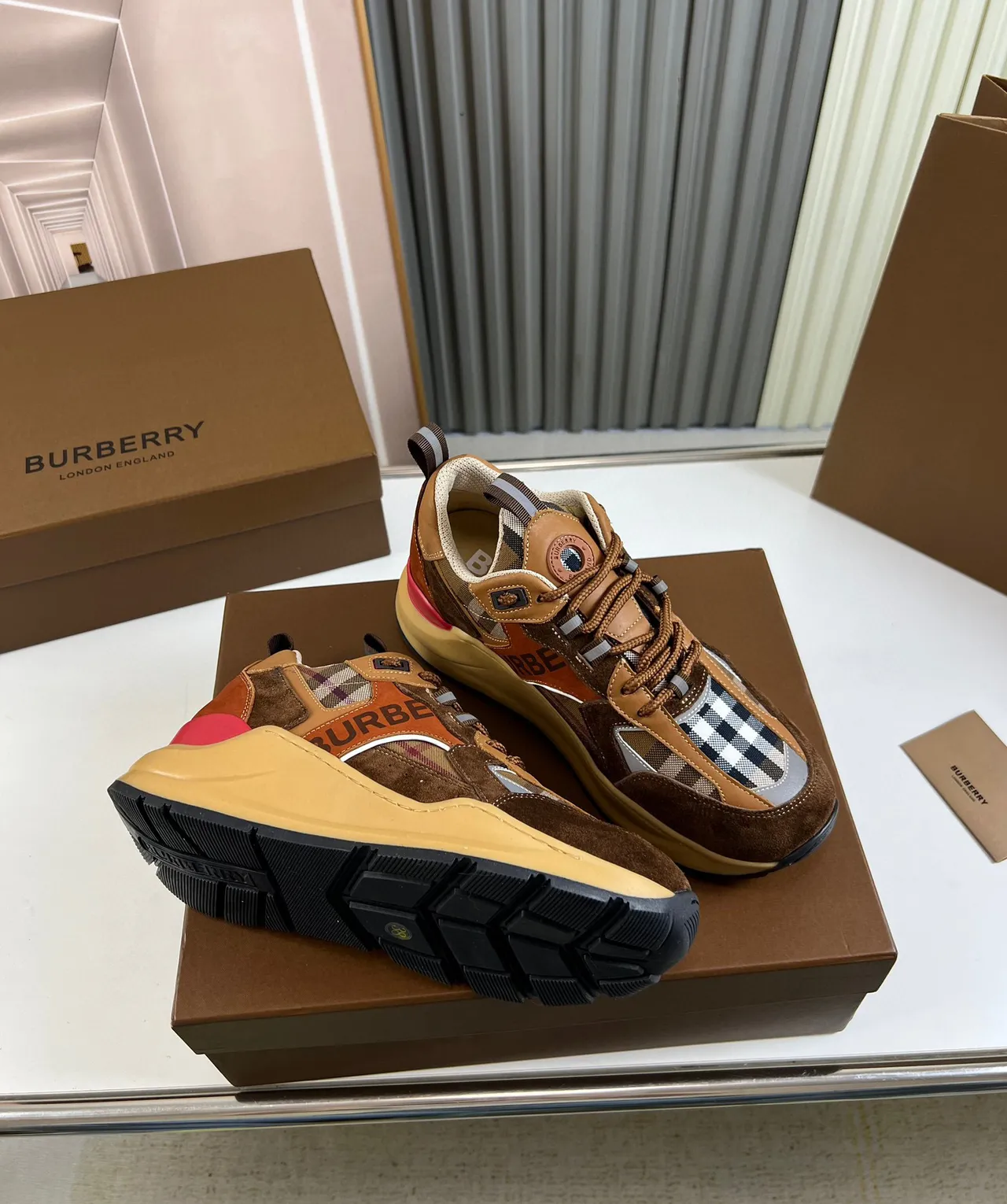 Burberry বাদামি বেইজ সোল মিশ্রিত ম্যাটেরিয়াল উপর মোটা স্নিকার 5