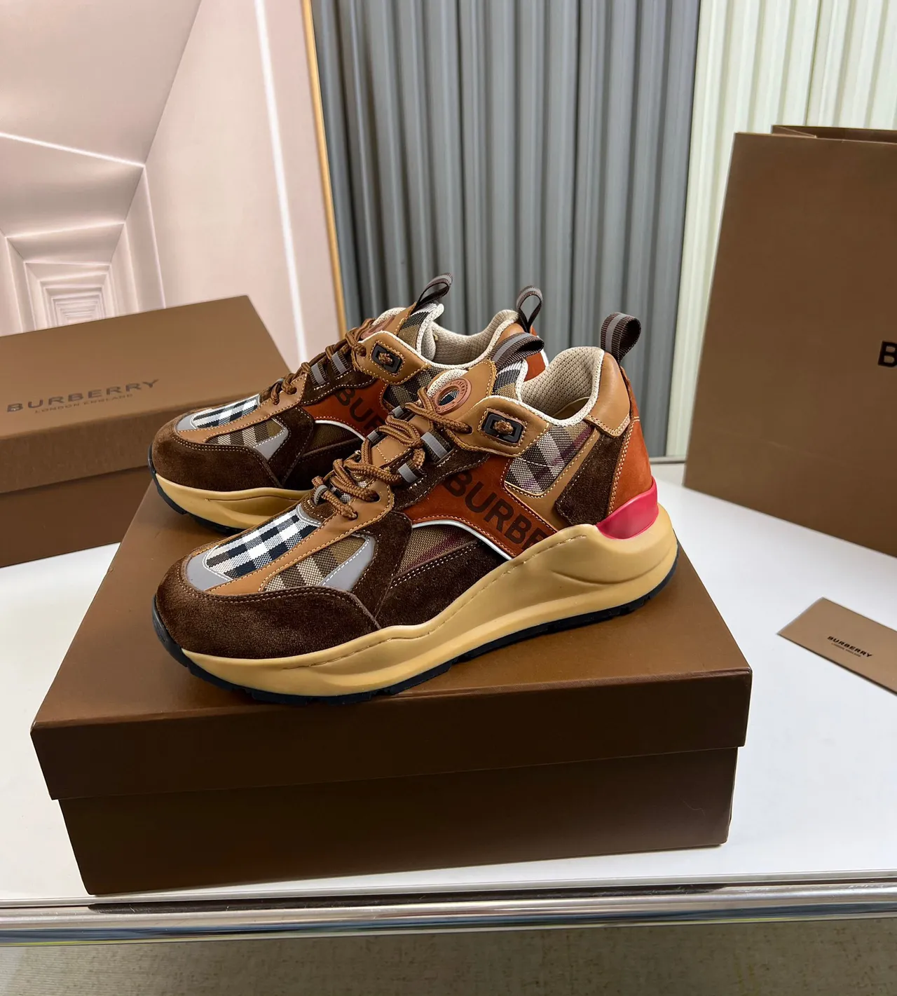 Burberry বাদামি বেইজ সোল মিশ্রিত ম্যাটেরিয়াল উপর মোটা স্নিকার 7