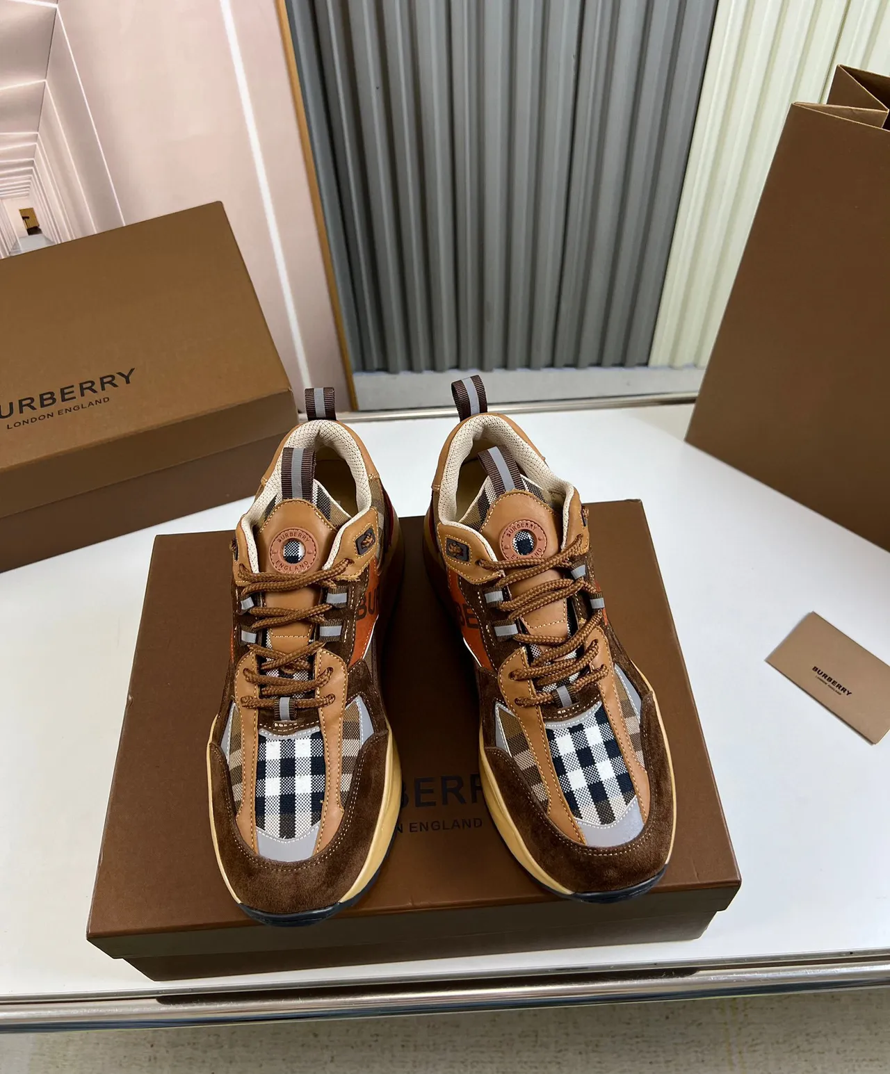 Burberry বাদামি বেইজ সোল মিশ্রিত ম্যাটেরিয়াল উপর মোটা স্নিকার 8