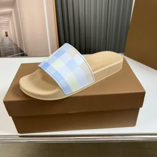 Burberry Check Slide বেইজ এবং পেস্টেল ব্লু স্লিপার