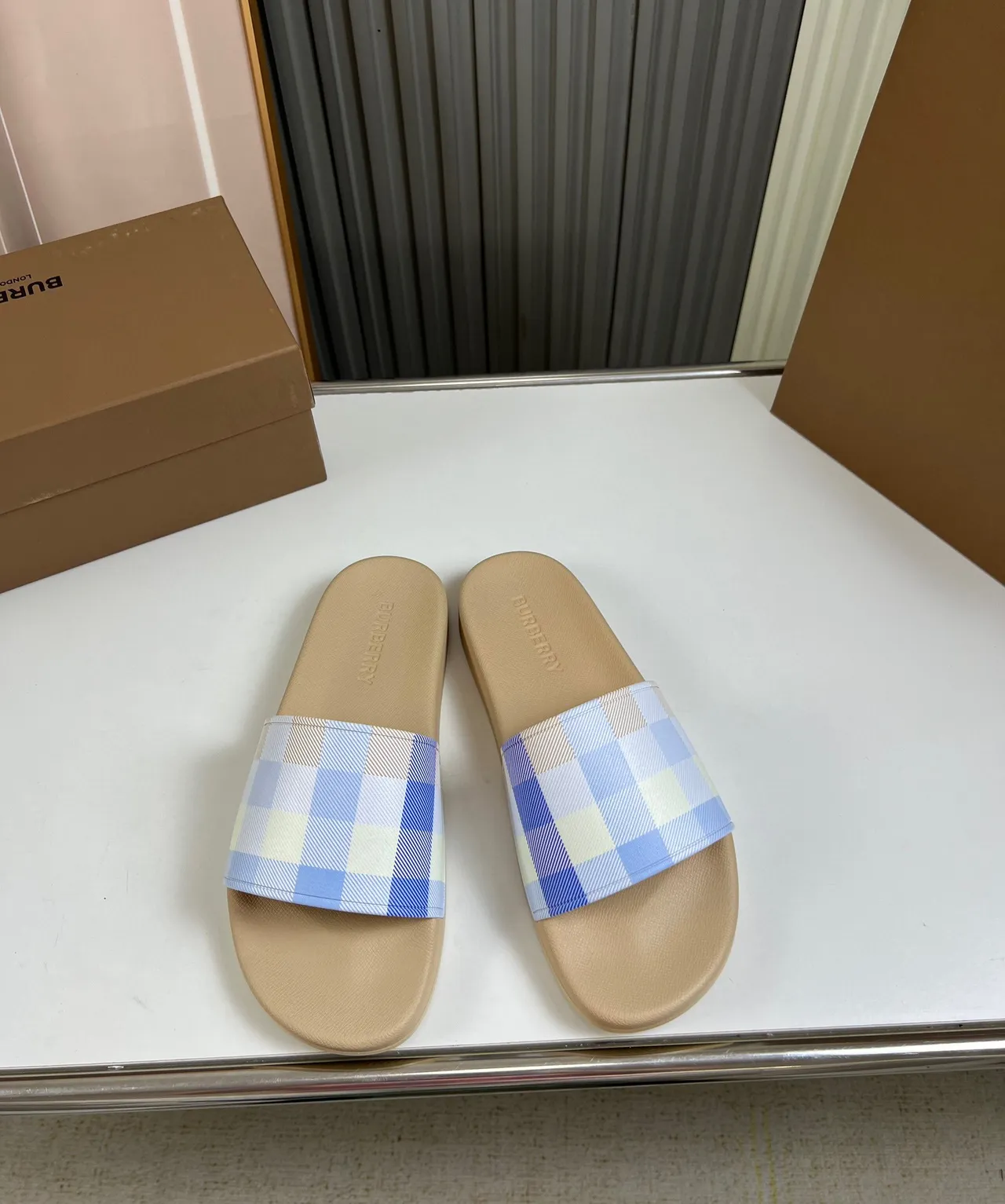Burberry Check Slide Beige et Pastel Blue Chaussons 2