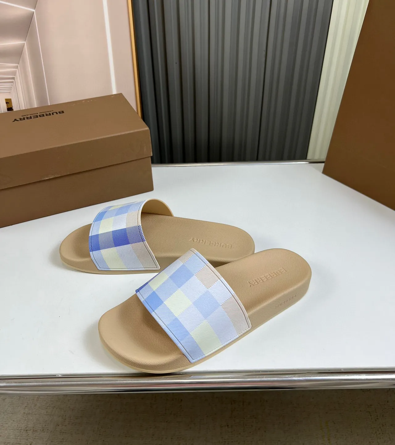 Burberry Check Slide Beige et Pastel Blue Chaussons 3