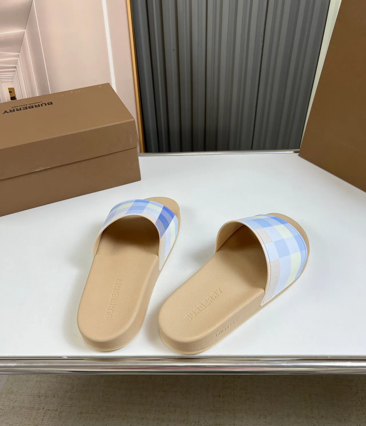 Burberry Check Slide Beige et Pastel Blue Chaussons 5