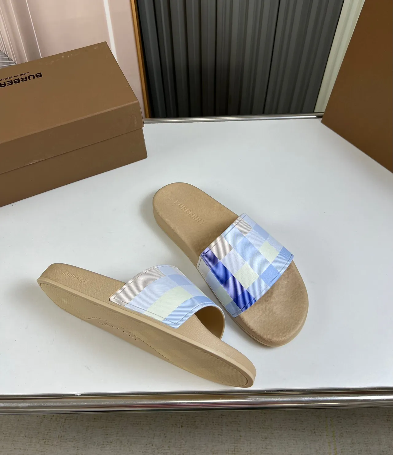 Burberry Check Slide Beige et Pastel Blue Chaussons 6