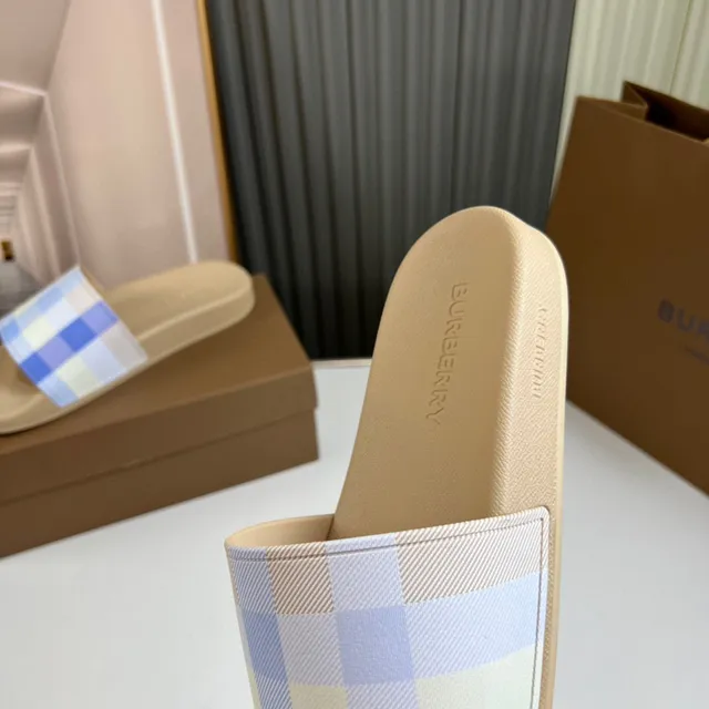 Burberry Check Slide Beige et Pastel Blue Chaussons 8