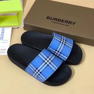 Burberry Check Slide काली और नीली चेक चप्पल