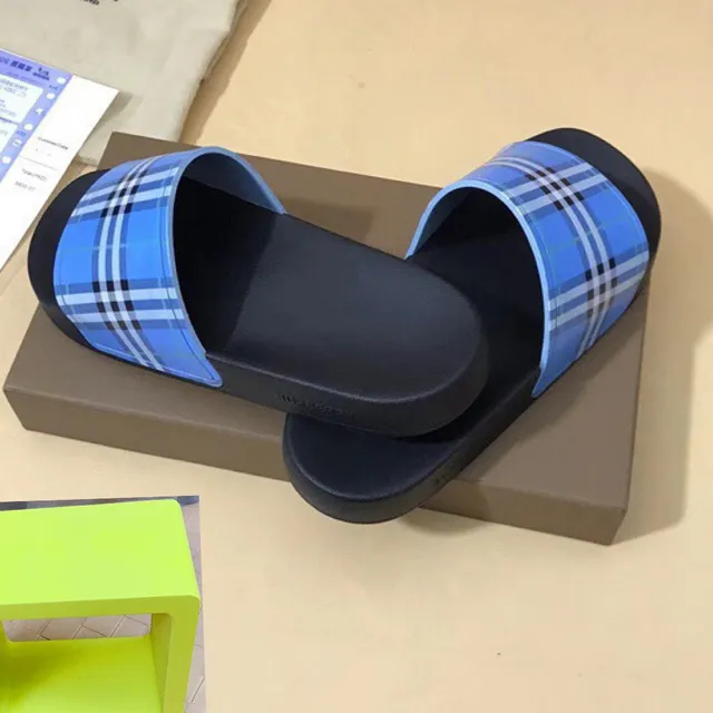 Burberry Check Slide Chaussons noirs et bleus à carreaux 2