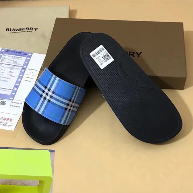 Burberry Check Slide Chaussons noirs et bleus à carreaux 3