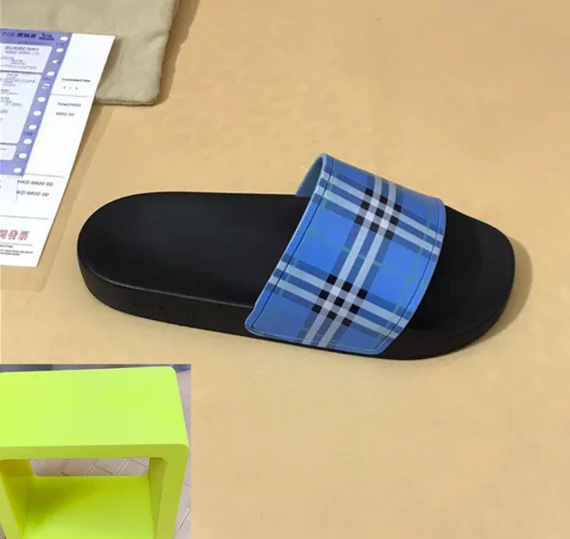 Burberry Check Slide Chaussons noirs et bleus à carreaux 4