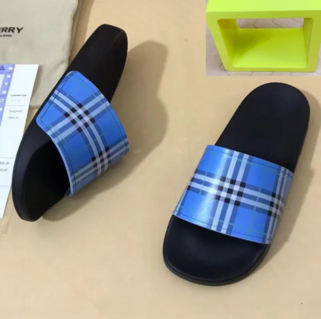 Burberry Check Slide Chaussons noirs et bleus à carreaux 5