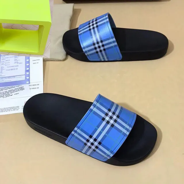 Burberry Check Slide Chaussons noirs et bleus à carreaux 6