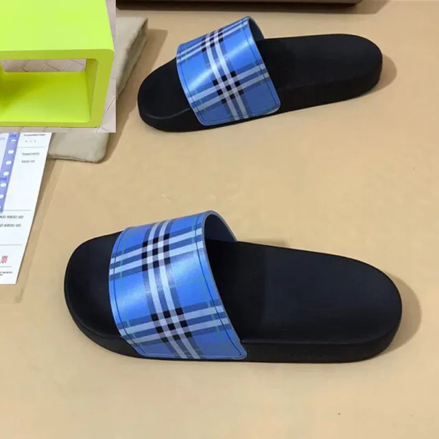 Burberry Check Slide Chaussons noirs et bleus à carreaux 7