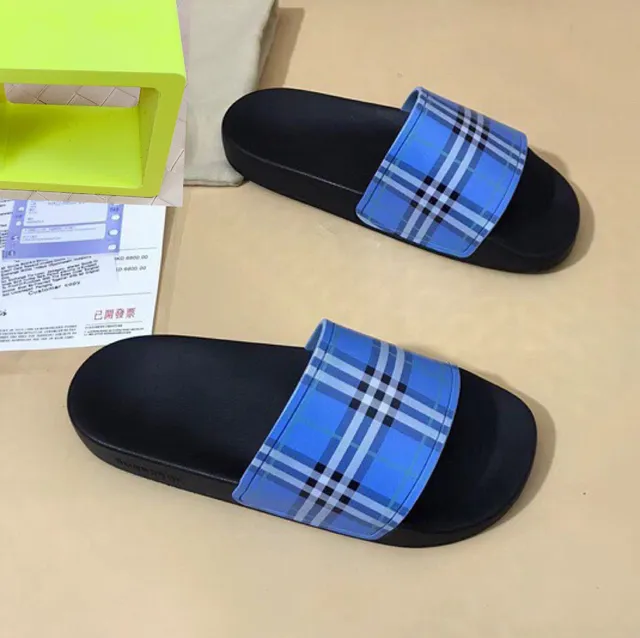 Burberry Check Slide Chaussons noirs et bleus à carreaux 8