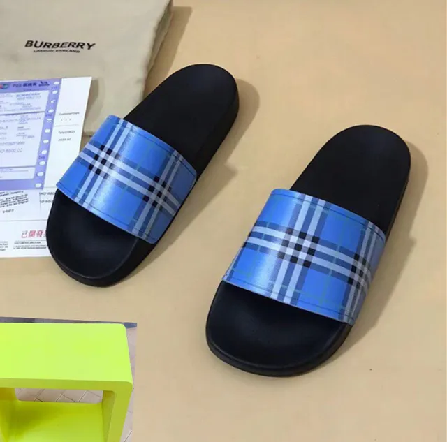 Burberry Check Slide Chaussons noirs et bleus à carreaux 9