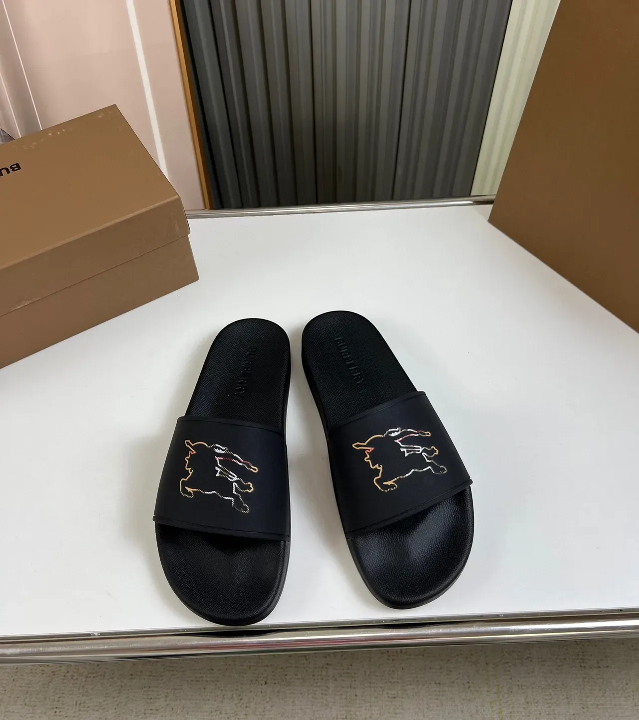 Burberry Horseferry Print Slide Sandales Noires Motif Brodé 2