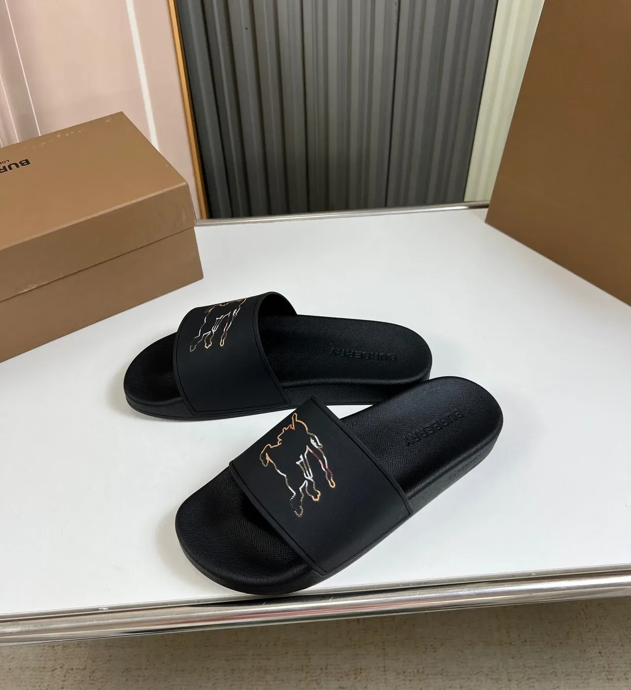 Burberry Horseferry Print Slide Sandales Noires Motif Brodé 3