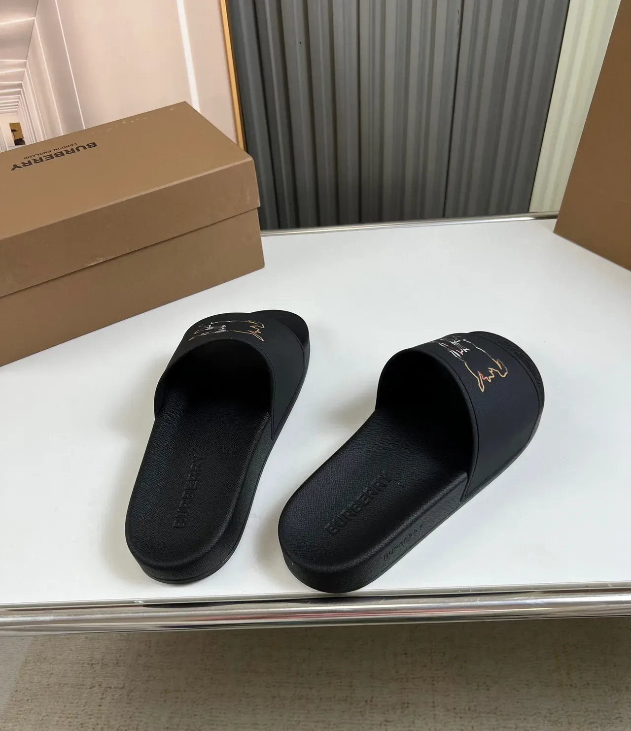 Burberry Horseferry Print Slide Sandales Noires Motif Brodé 4
