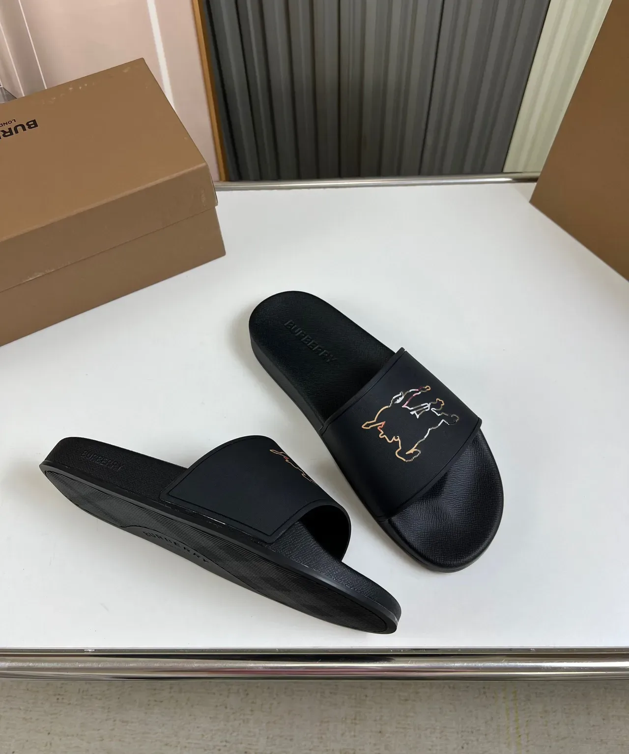 Burberry Horseferry Print Slide Sandales Noires Motif Brodé 5