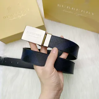 Burberry Knight উল্টানো যায় এমন নেভি চেক এবং কালো চামড়ার বেল্ট