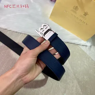 Burberry Knight উল্টানো যায় এমন নেভি লেদার বেল্ট
