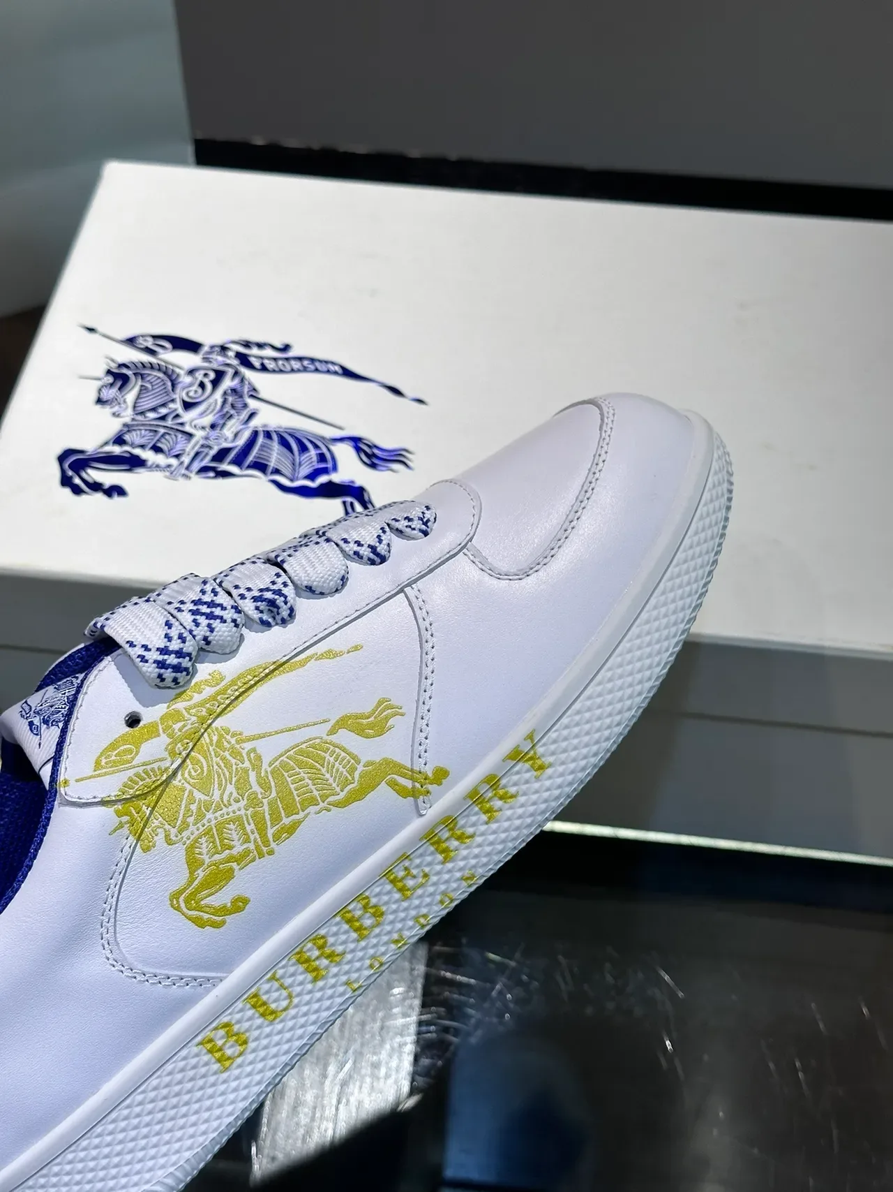 Burberry Knight Sneakers Lifestyle Brancas e Azuis com Logo Dourado 3