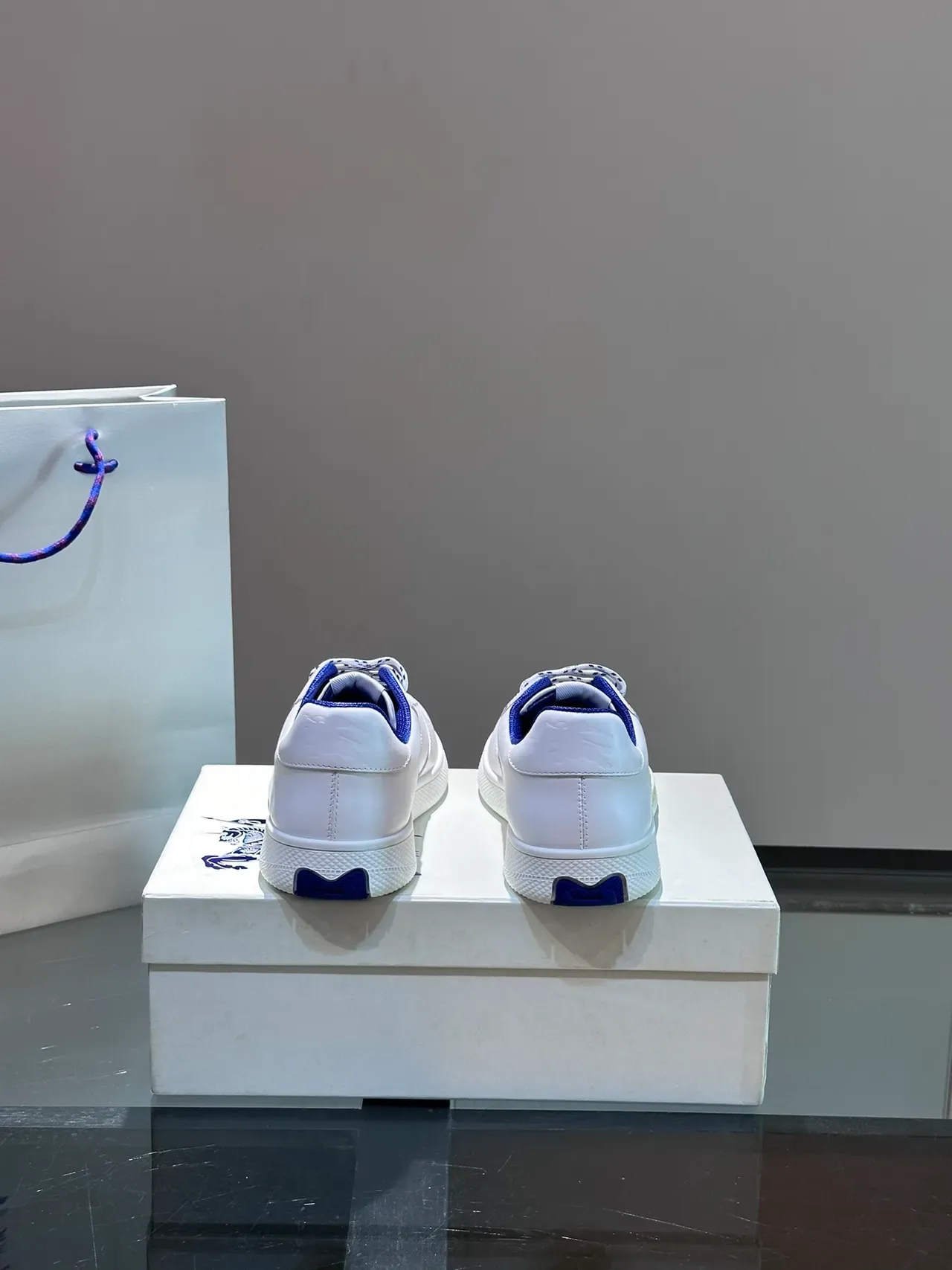 Burberry Knight Sneakers Lifestyle Brancas e Azuis com Logo Dourado 4